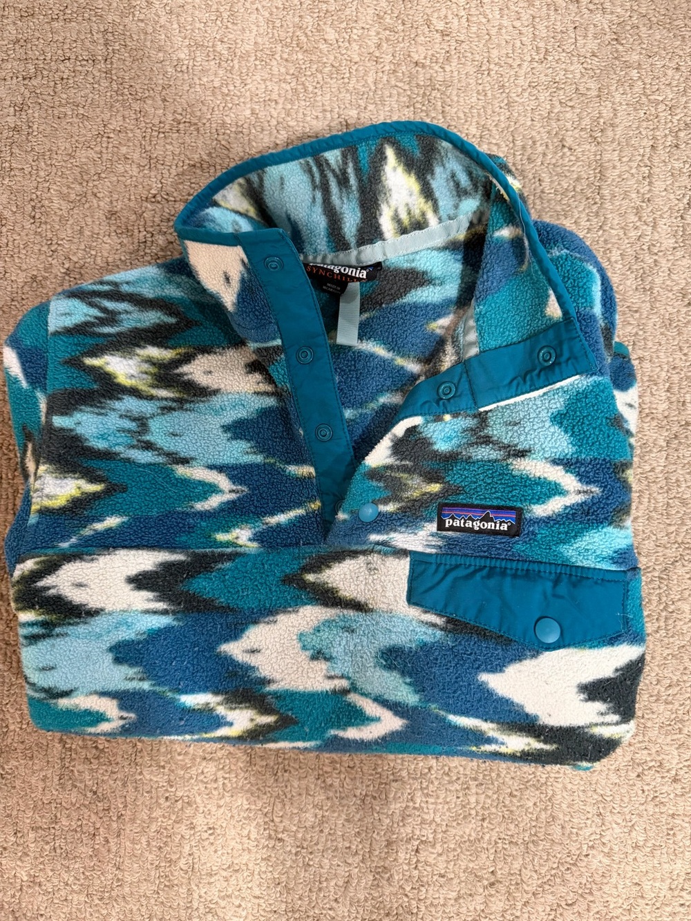 Patagonia Women’s Blue Teal & White Patterned Fleece Pullover